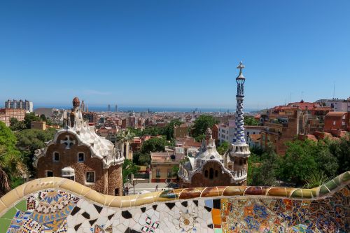Small Group: Sagrada Familia, Park Guell and Casa Mila Guided Tour with Tapas